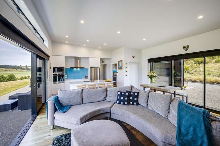 8 Riverview Drive Otane_10