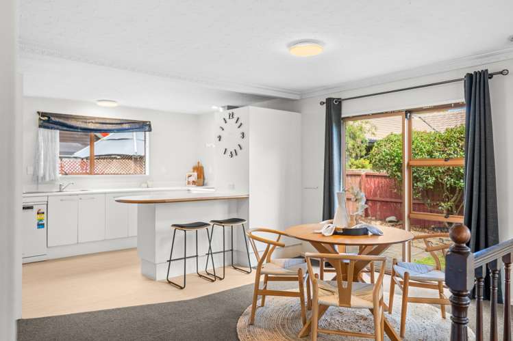 17 Yellowstone Crescent Burwood_6