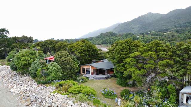 BEACHFRONT BACH AT TOTARA AVENUE