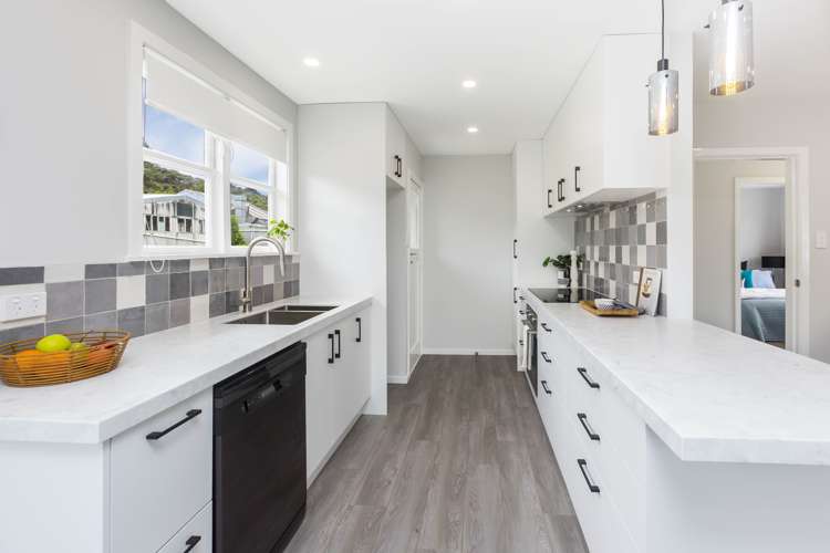 11 Richard Grove Stokes Valley_8