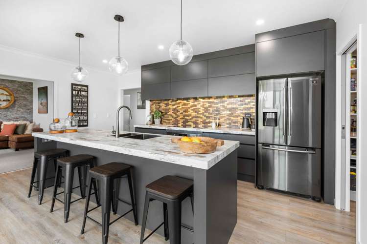 15 Shadbolt Drive Leamington_2