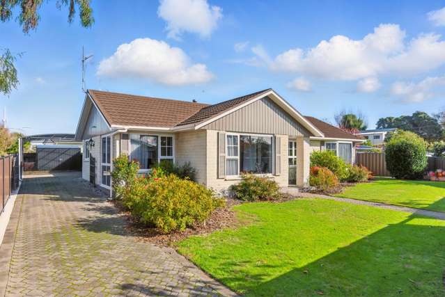 Sunny, Low-Maintenance in the Heart of Raumati