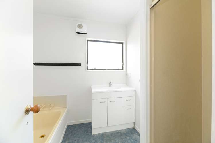 1/12 Netherlands Avenue Kelston_8