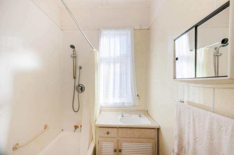 74 Shamrock Street Takaro_15