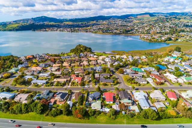 Do Aucklanders drive up house prices in the regions?