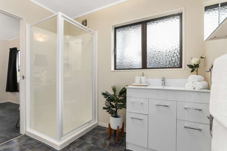 2/125 Oaktree Avenue Browns Bay_9