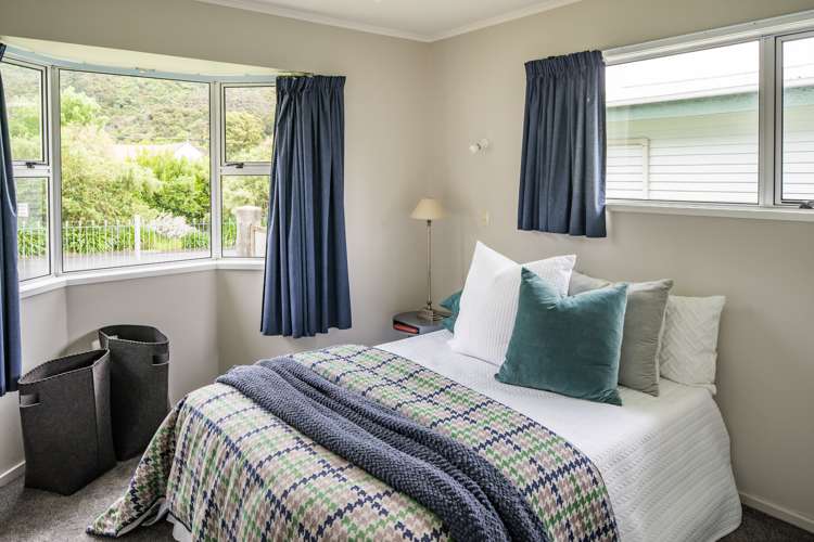 22 Helvetia Grove Naenae_13