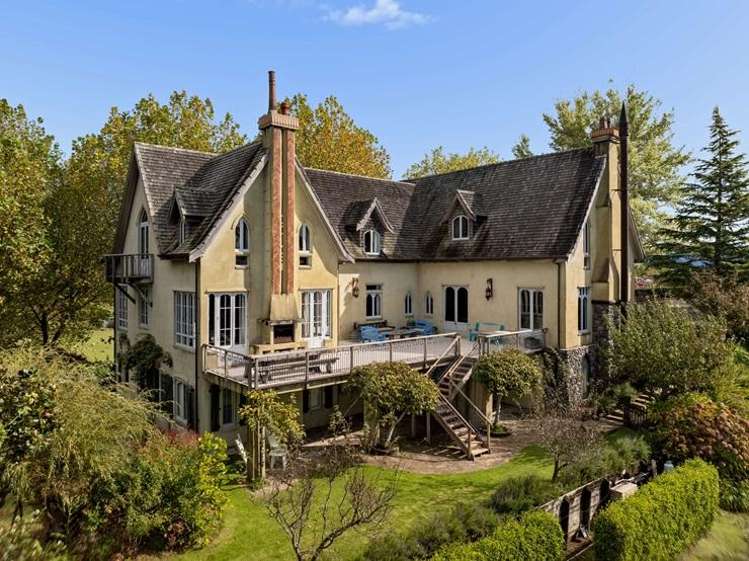 Rich-lister’s country mansion pulled from sale as top agents urge sellers to show patience