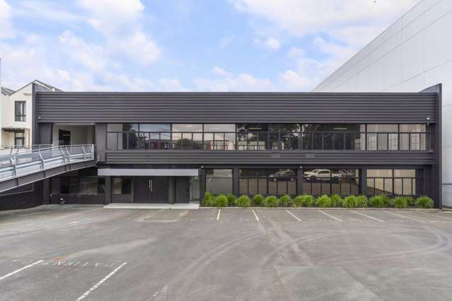 PRIME EPSOM SHOWROOM WITH AMPLE PARKING