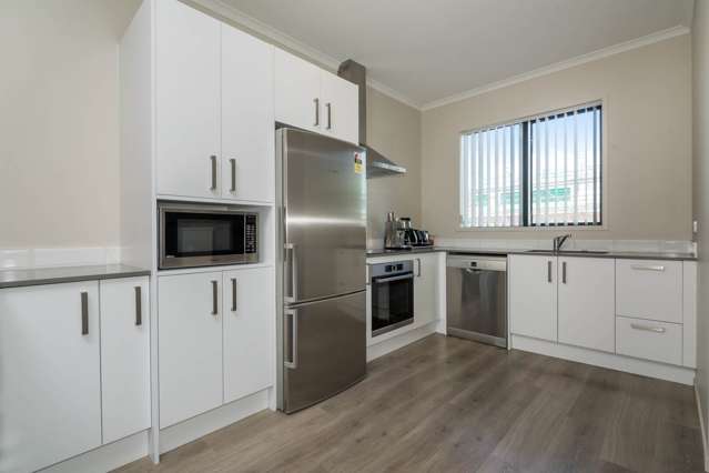 Spacious & Modern 3-Bedroom Home in Hobsonville