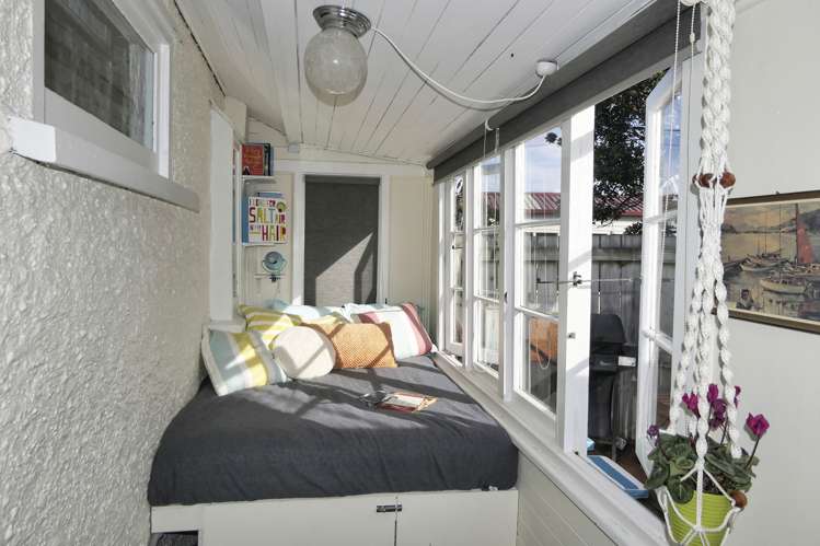 83 Apu Crescent Lyall Bay_10