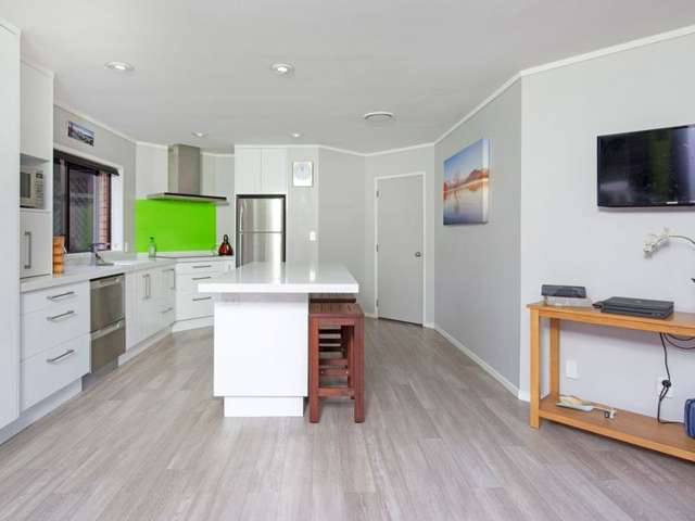 8 Billabong Place Botany Downs_4