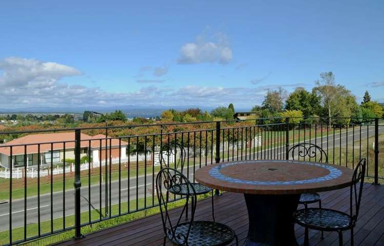 12 Chateau Crescent Rangatira Park_12