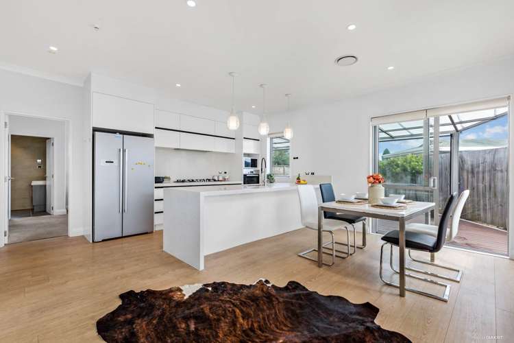 69 Bordeaux Parade Te Atatu South_2