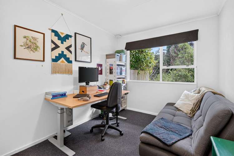 8 Cyril Way Paparangi_16