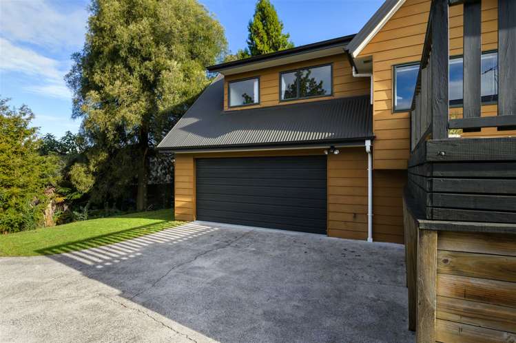 8 Surrey Lane Glenview_21