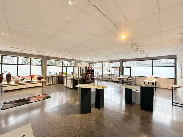CHARACTER OFFICE / SHOWROOM WITH PROFILE