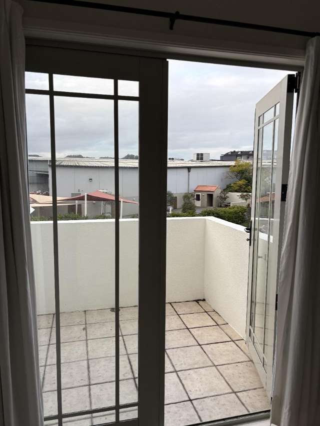 9/100 Customhouse Street 1052_3