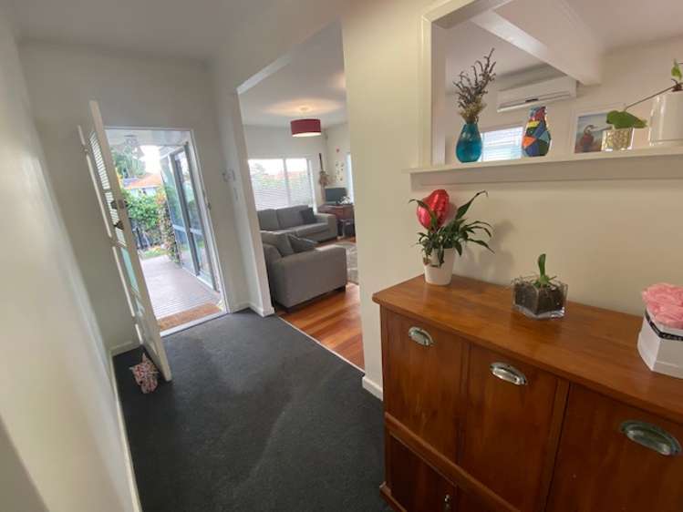 8 Ropata Avenue Point England_12