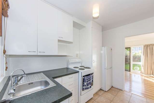 Tidy 2-Bedroom Unit + Courtyard, Walk to the B...