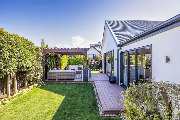 6 Waitikiri Square Parklands_24