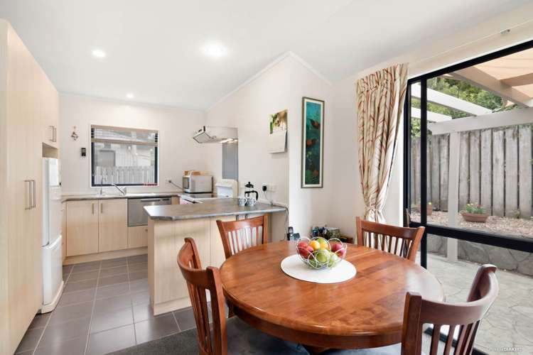 2/10 Knott Road Stanmore Bay_3