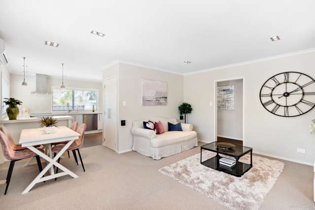 2/18 Whiteacres Drive Sunnyhills_1