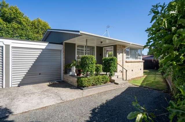 Beautiful, Two Bedroom Unit in Popular Cambridge East