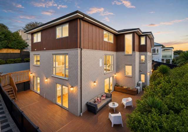 Grand Family Living on an Impressive Scale - DGZ