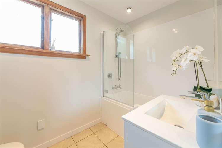 215 Breezes Road Aranui_9