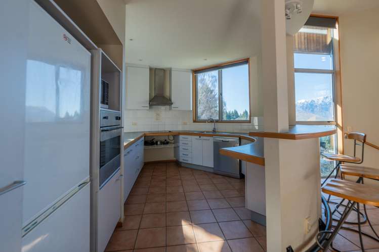 132 Wynyard Crescent Fernhill/Sunshine Bay_7