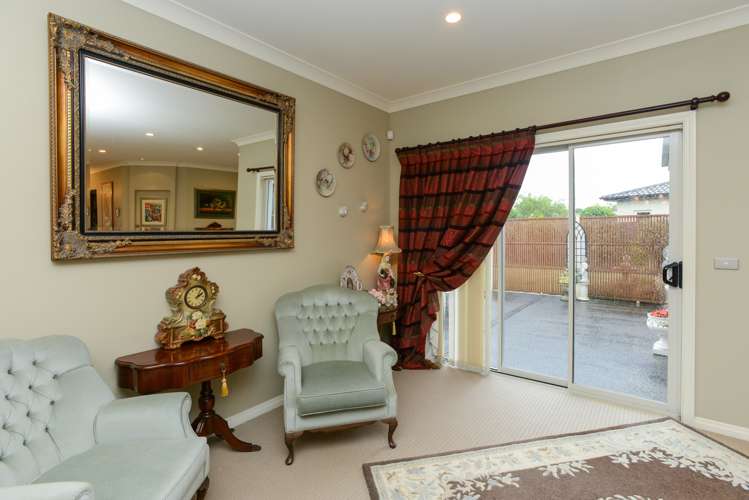 16 Heynes Place Clive_15