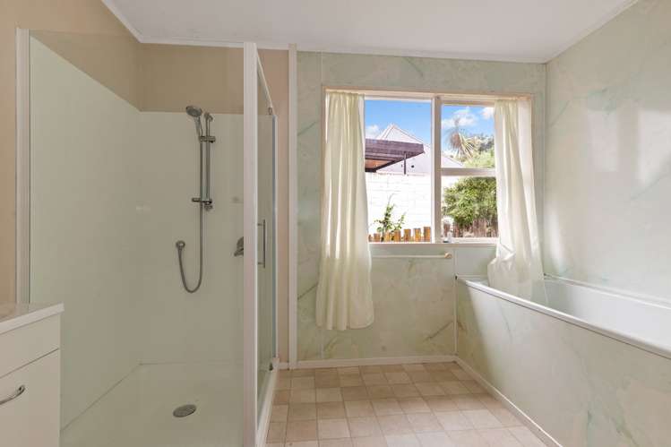 8 Waiwera Crescent Maupuia_7