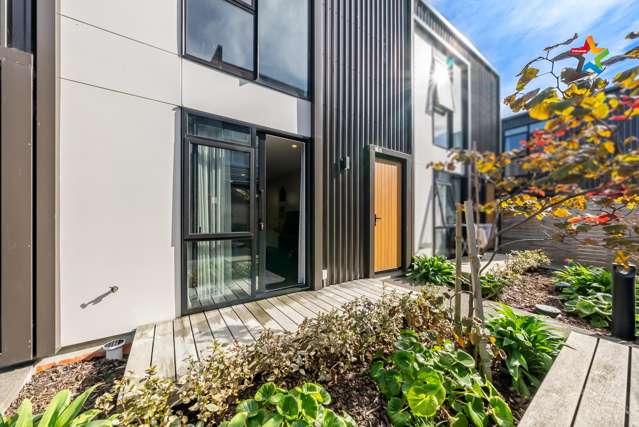 INNER CITY LIVING - CONVENIENCE!