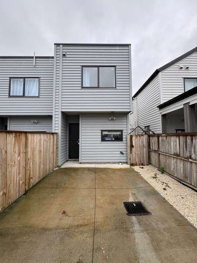 Stylish Near-New Townhouse – Modern Comfort & ...