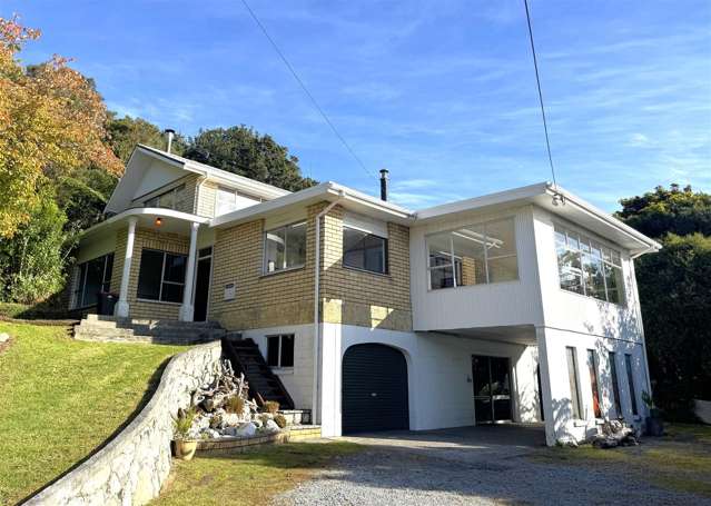 SPACIOUS FIVE BEDROOM FAMILY LIVING