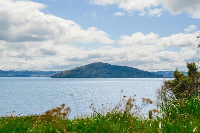 Lakefront Living at Hinemoa Point