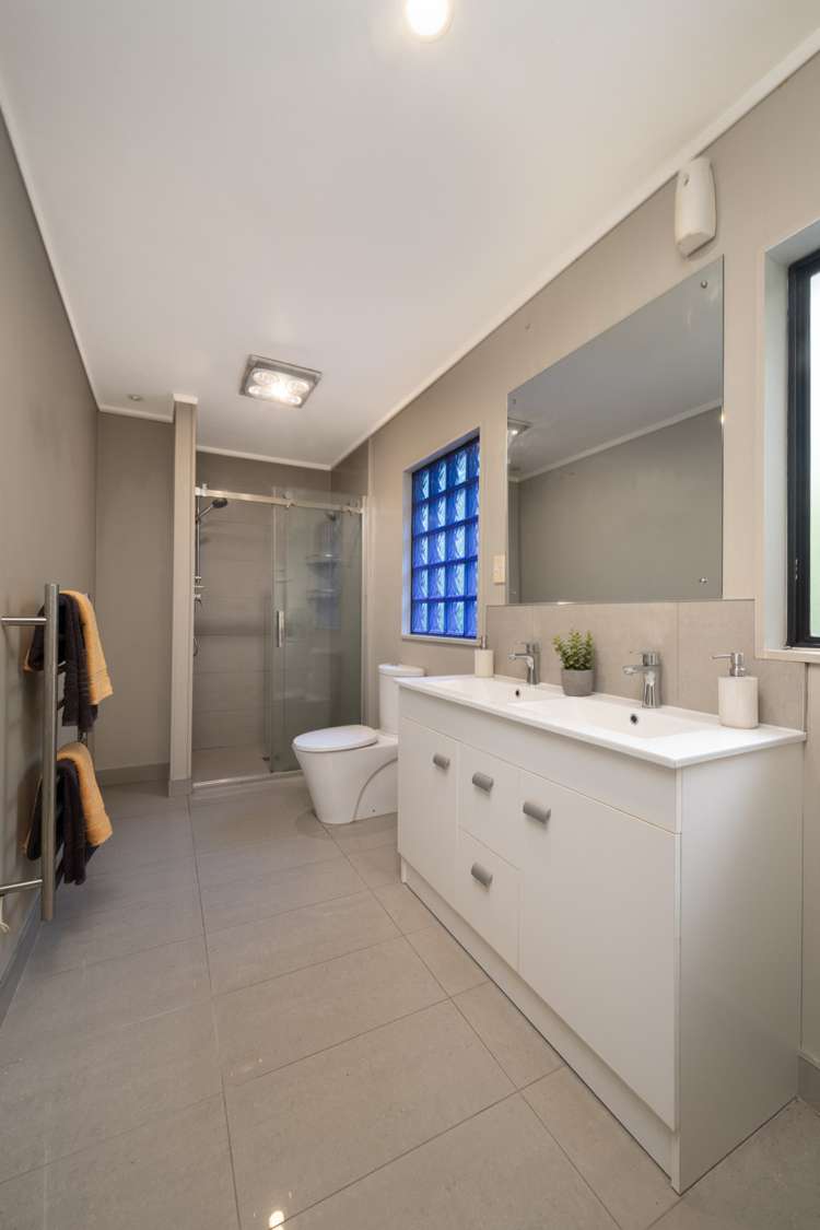 2/13 Beach Road Mellons Bay_13