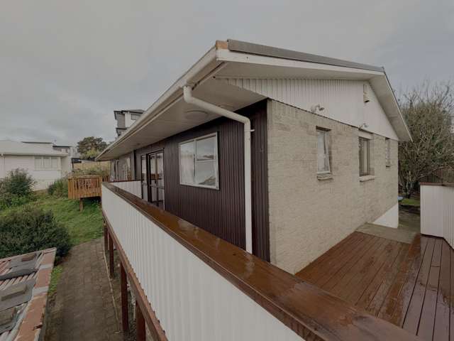 ***Freshly Carpeted 2 Bedroom Unit in Mount Roskill with Balcony and Outdoor Area***