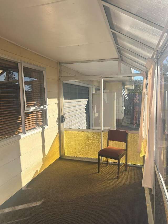 Lovely Warm 2-Bedroom Unit with Sunroom & Private Garden