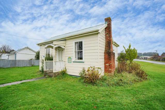 Retirees snap up $100,000 cottage in tiny South Island mining town