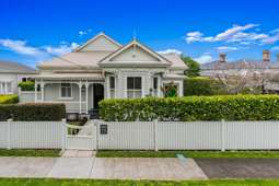 Family living in prime Devonport location