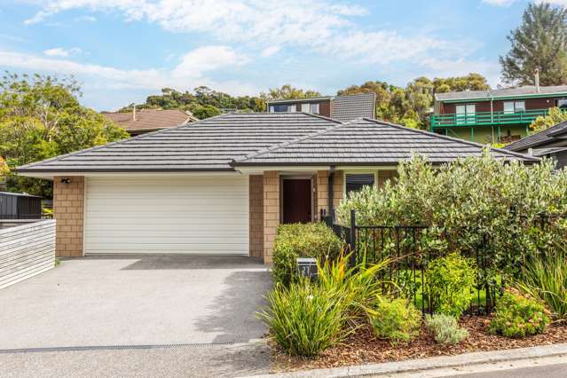 Modern, Sunny and Single Level!