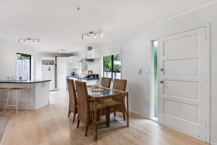 2/865 Beach Road Waiake_7