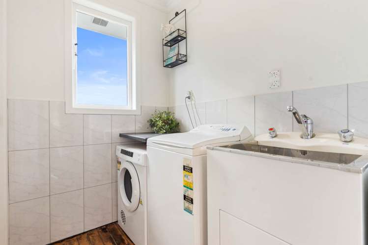 62 Cobham Crescent Kelston_11