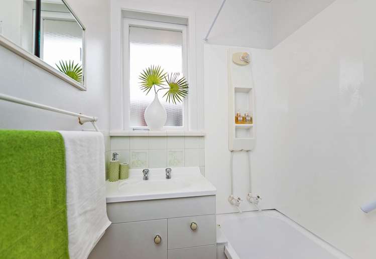 73 Cobham Crescent Kelston_12