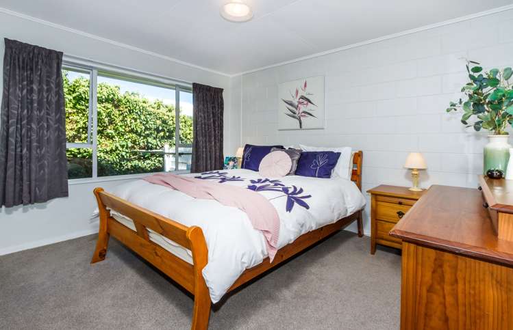 2/11 Exeter Street Stoke_12