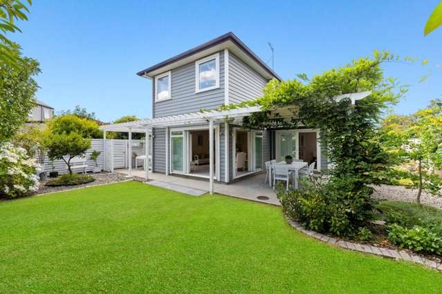 Spectacular Living in Karaka Lakes!