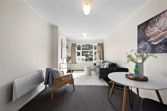 Charming Top-Floor Hataitai Apartment Awaits You!