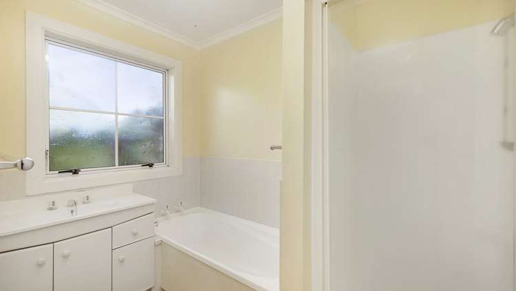 26 Denniston Crescent Redwood_8